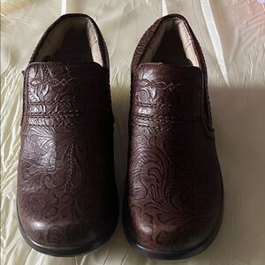ARIAT women’s Embossed Brown Leather Loafers size 7B